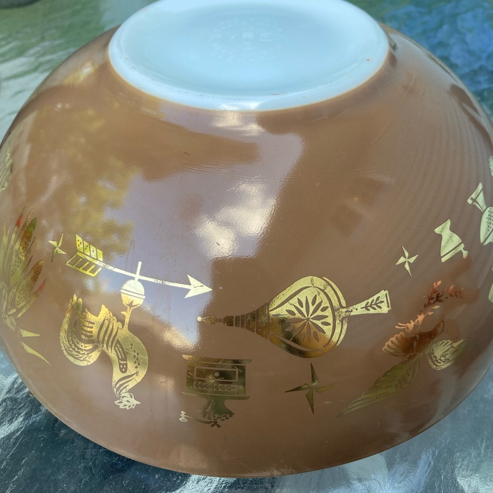 Vintage Pyrex American Pattern Spout and Handle Ovenware Serving Bowl - Picture 4 of 10